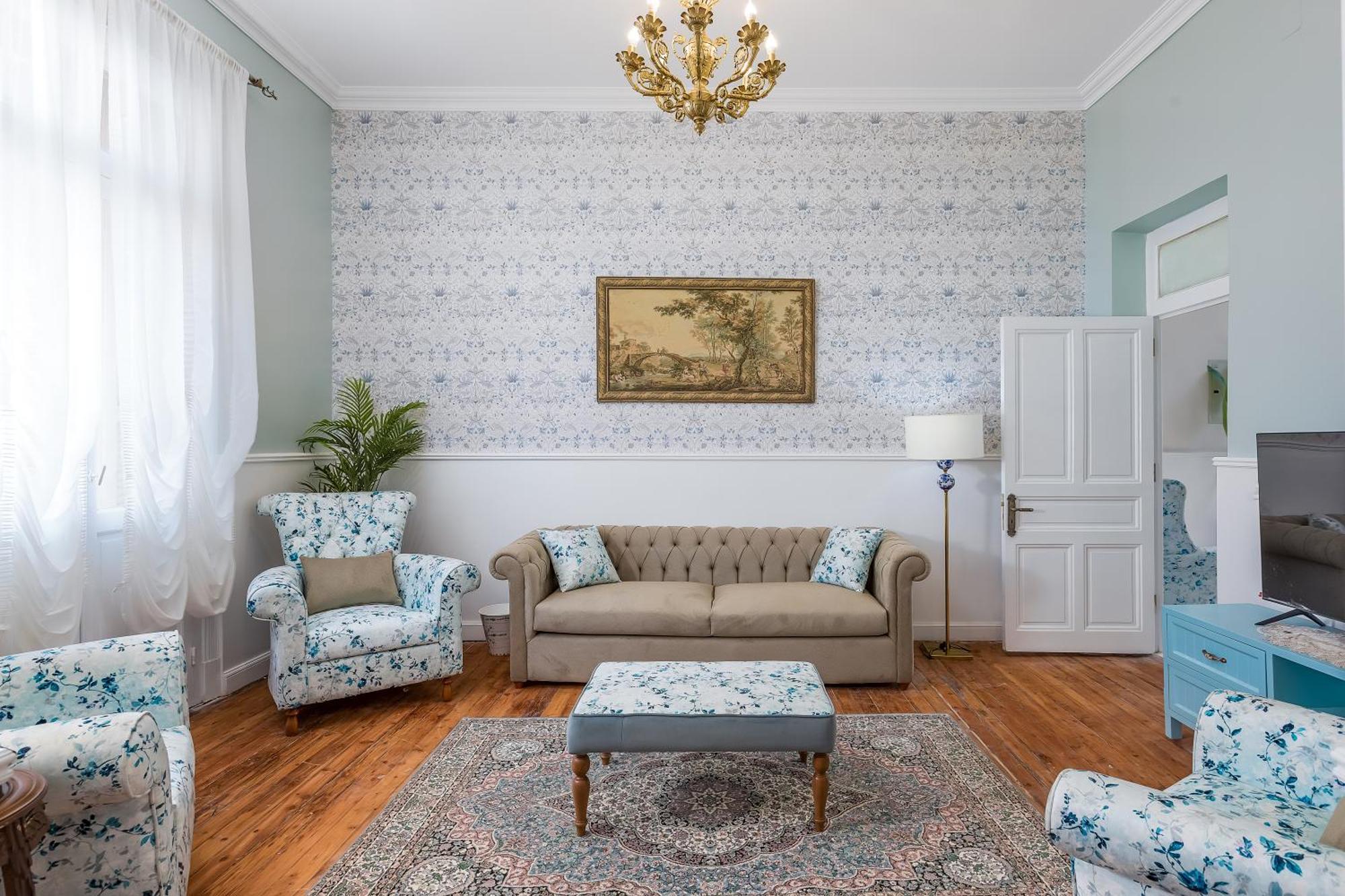 Downtown Sunny Hideaway Vintage, 7 Balconies Apartment *