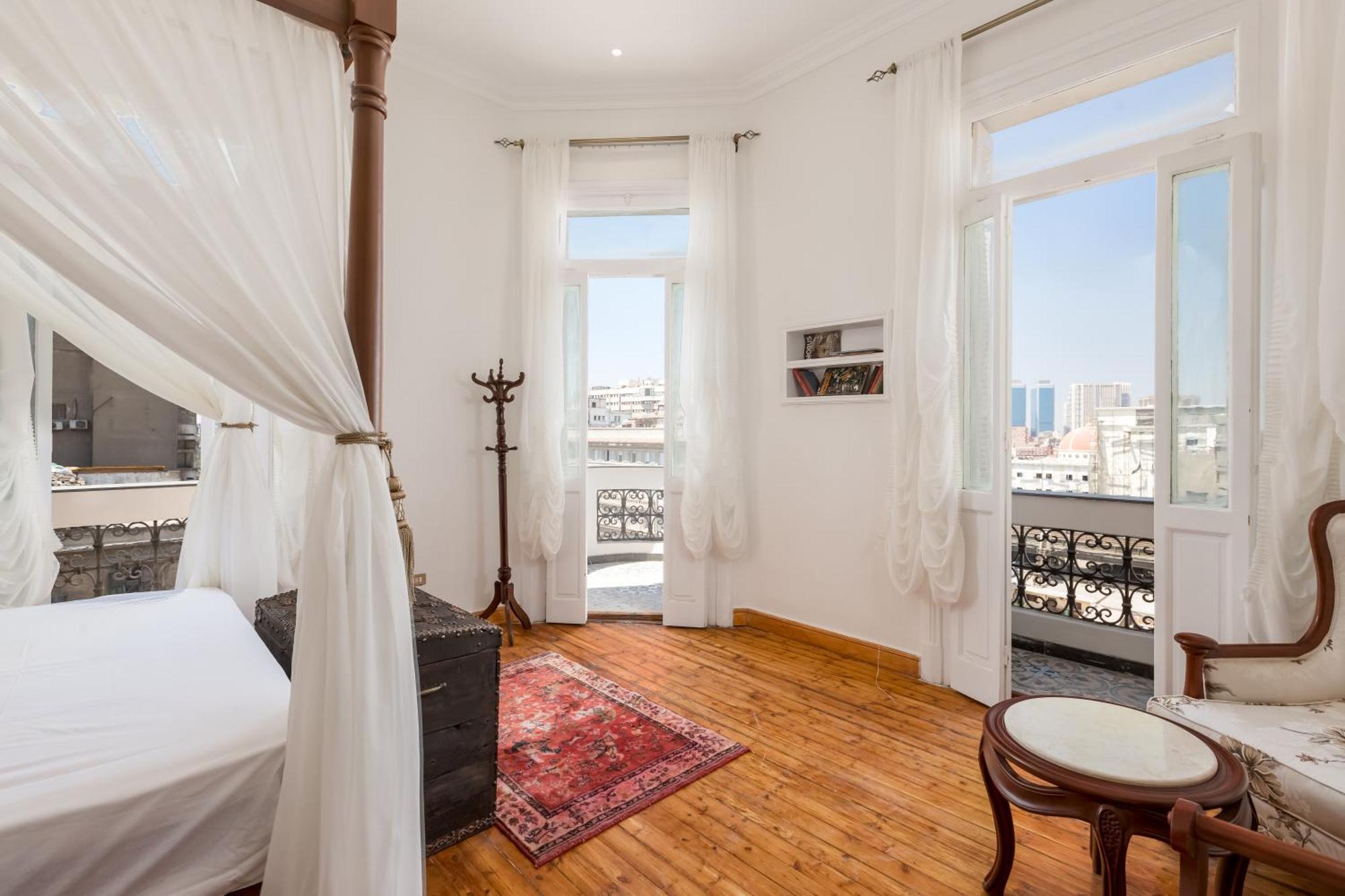 Downtown Sunny Hideaway Vintage, 7 Balconies Apartment
