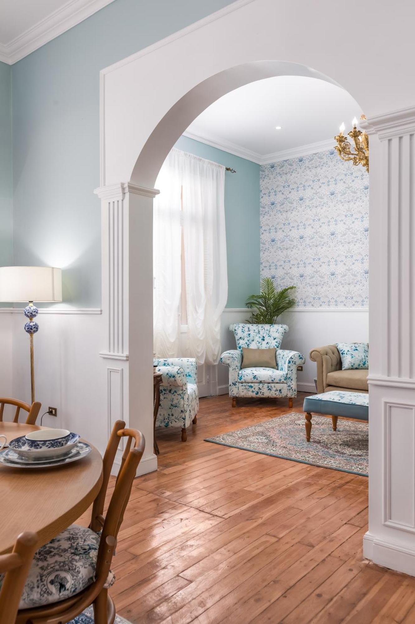 Downtown Sunny Hideaway Vintage, 7 Balconies Apartment